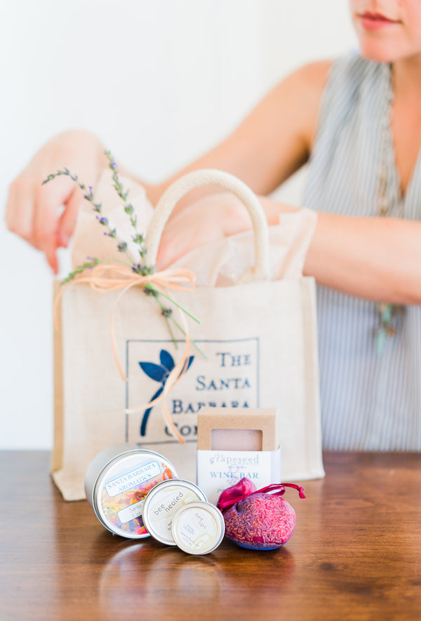 A Charming Welcome Tote for Travelers